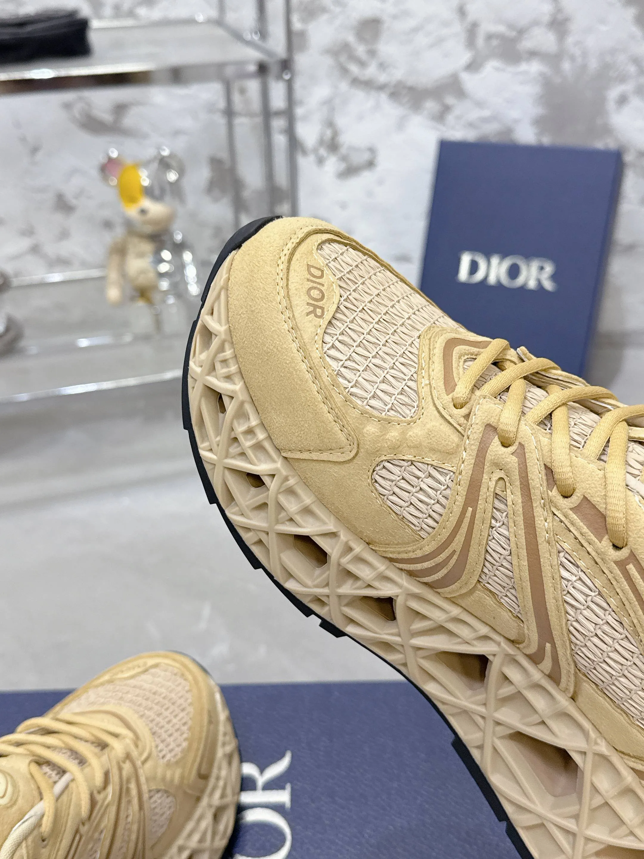 Factory price 780💰 Top version! ! ! Dior (B35) DIOR spring and summer men's wear show, the show was held at the Valle de Grasse School in Paris. Kim Jones drew inspiration from the works of South African artist Hylton Nel. The details of the shoes, clog soles and tribal elements, cleverly blended luxury craftsmanship and practicality, with fresh childishness and bright temperament, creating a new season hot spot. Dior KAWA Dior co-branded casual sports shoes reinterpret running shoes with Dior's high-end style. B35 is made of fine-textured leather and mesh fabric materials. It can be worn in all seasons, is comfortable and breathable, and has multiple lines on the shoe body to outline details. It has a full retro three-dimensional feel and can create a casual look all year round! Fabric: Cowhide/customized cloth material Lining: Imported breathable mesh Outsole: Original molded outsole Size: 39-46 (customized at 45.46)